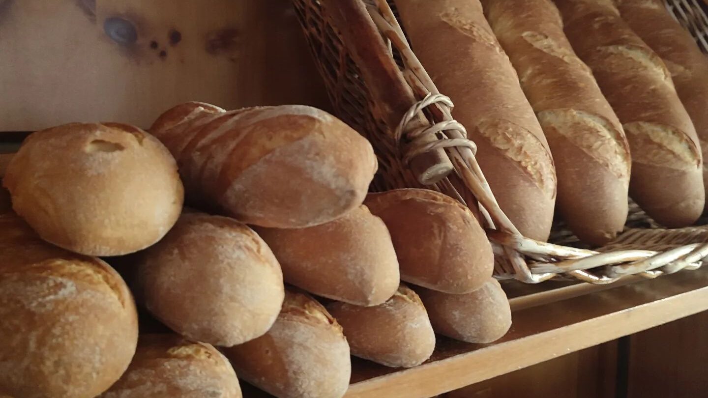 pane esposto su scaffali